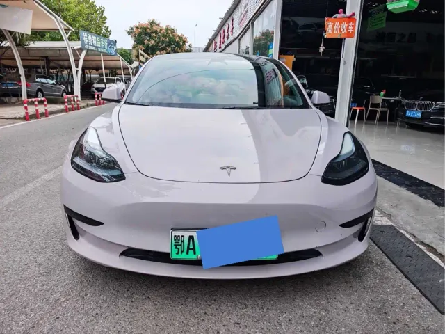 Tesla Model 3 — Фото автомобиля 2