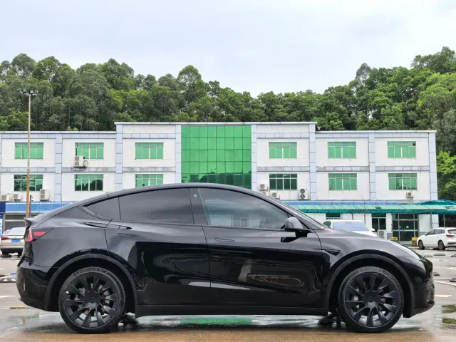 Tesla Model Y — Фото автомобиля 4
