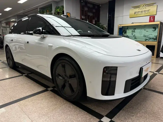Li Auto i6 — Фото автомобиля 3