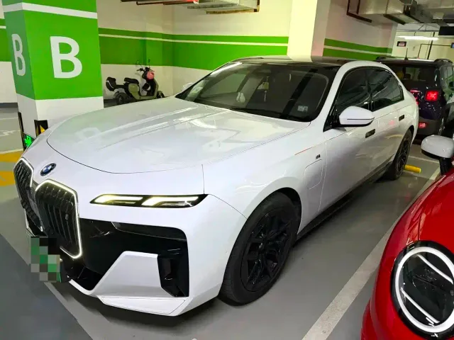 Фотография автомобиля — BMW i7