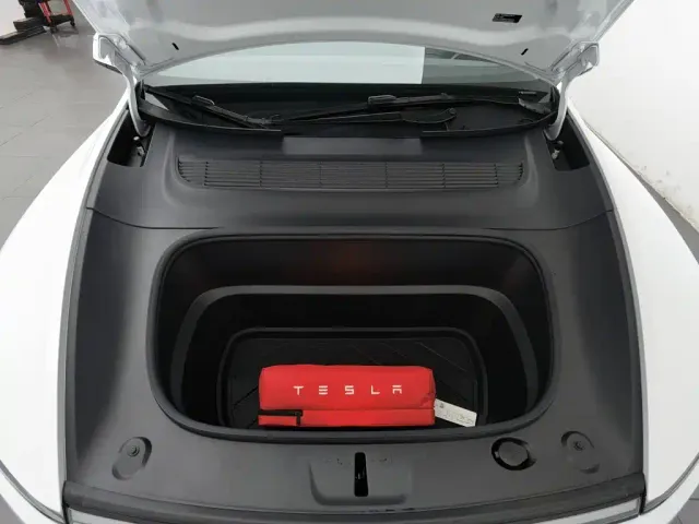 Tesla Model Y — Фото автомобиля 6