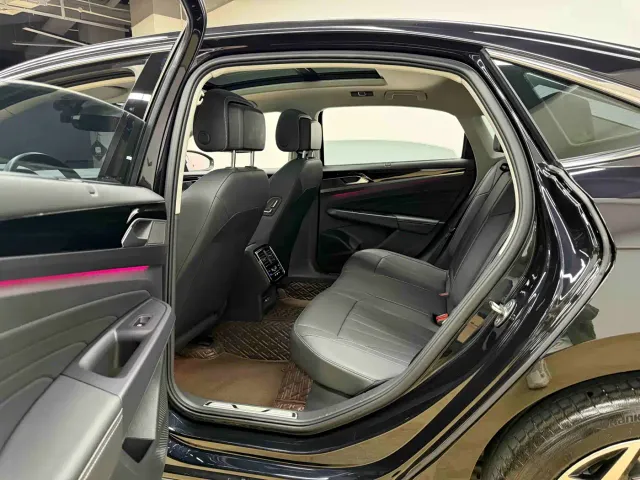 Volkswagen Passat — Фото автомобиля 15