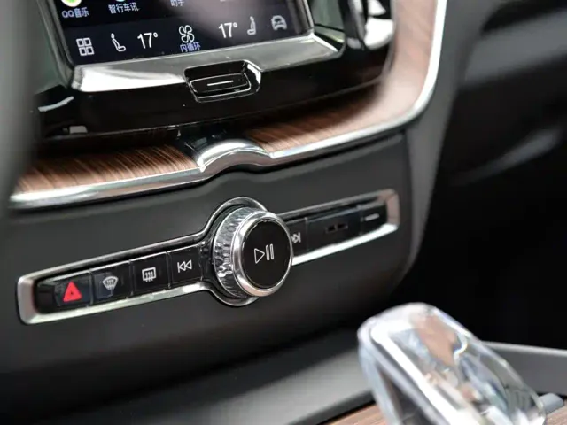 Volvo XC60 — Фото автомобиля 14