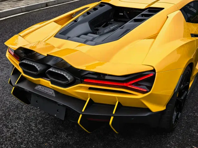 Lamborghini Revuelto — Фото автомобиля 5