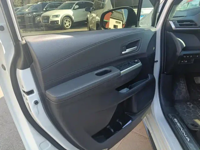 Toyota Sienna — Фото автомобиля 7