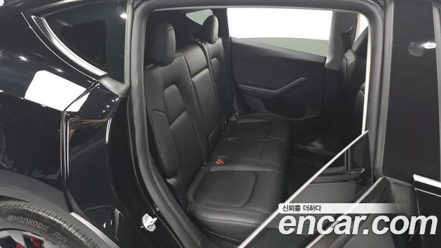 Tesla Model Y — Фото автомобиля 12