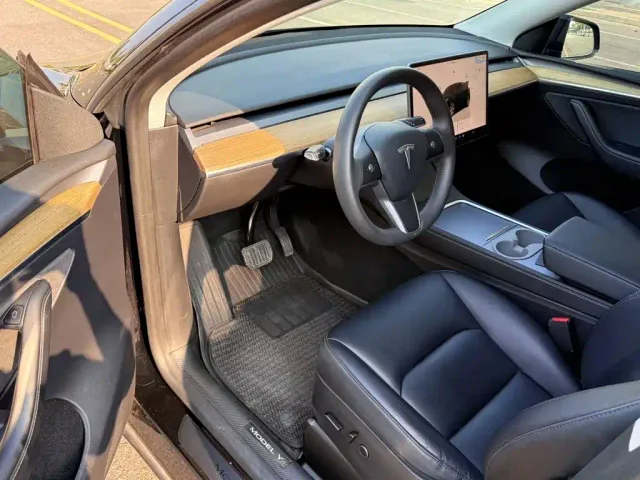 Tesla Model Y — Фото автомобиля 4