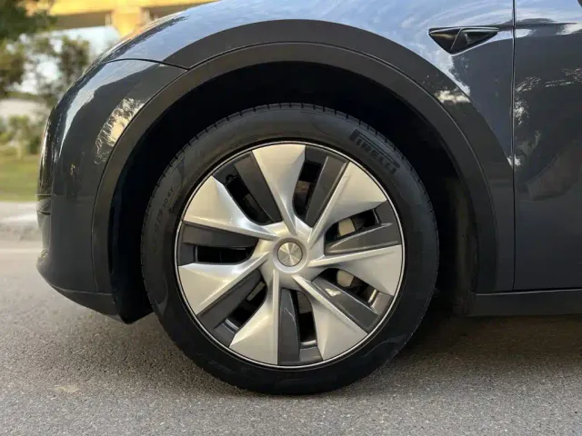 Tesla Model Y — Фото автомобиля 12