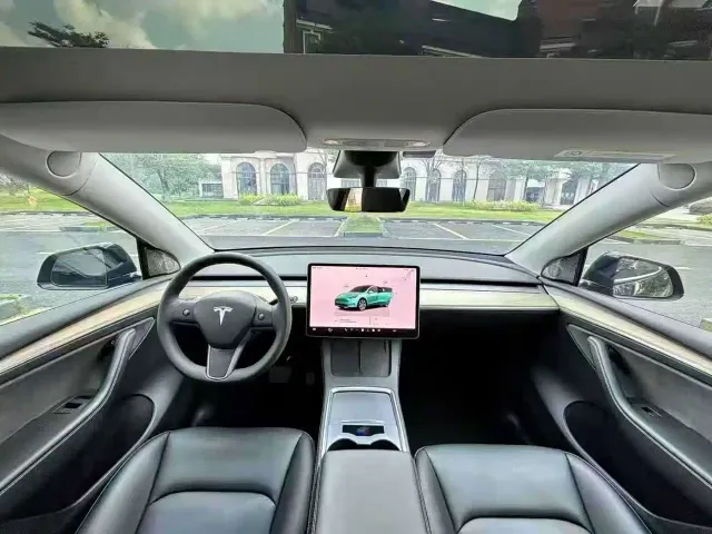 Tesla Model Y — Фото автомобиля 6