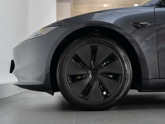 Tesla Model 3 — Фото автомобиля 7