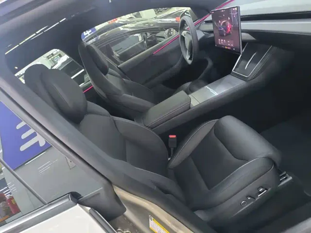 Tesla Model Y L — Фото автомобиля 24