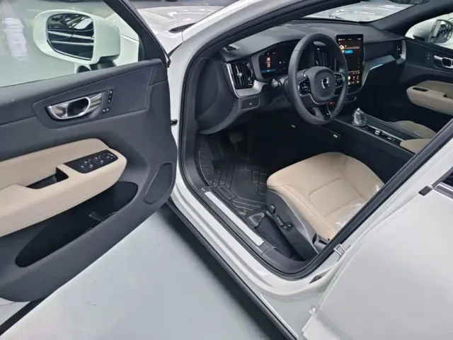 Volvo XC60 — Фото автомобиля 15