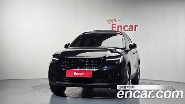 Вольво XC40 B4 Black Edition — Фото автомобиля 3