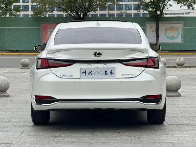 Lexus ES — Фото автомобиля 14