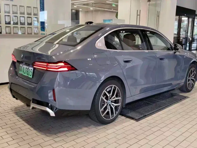 BMW i5 — Фото автомобиля 6