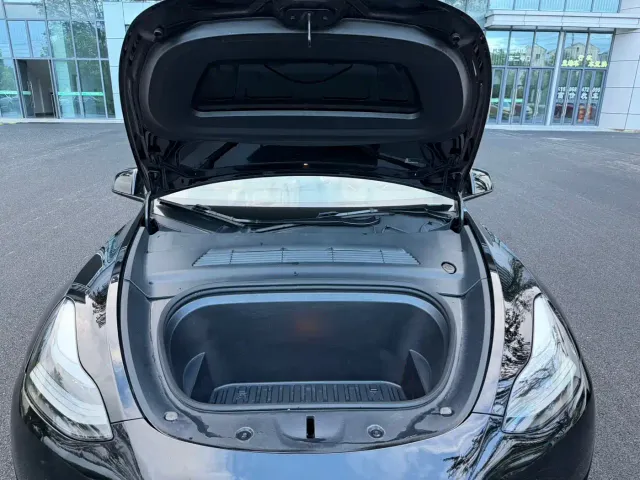 Tesla Model Y — Фото автомобиля 16