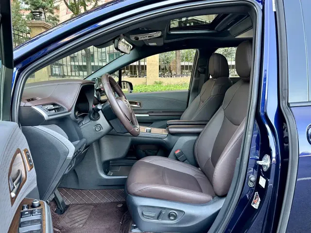 Toyota Sienna — Фото автомобиля 6