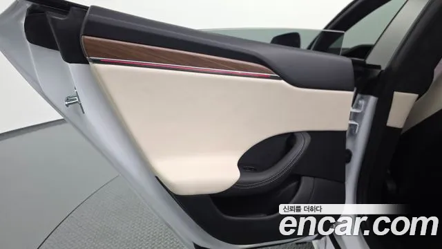 Tesla Model S — Фото автомобиля 14