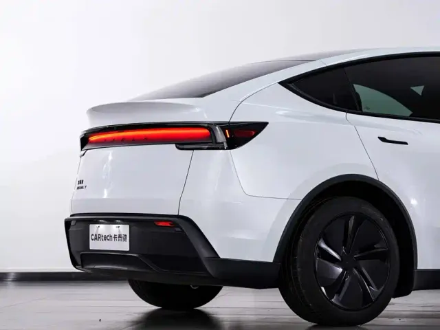 Tesla Model Y — Фото автомобиля 9