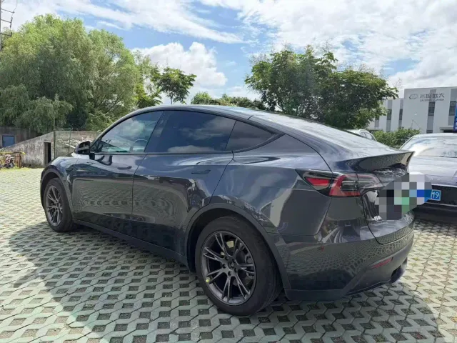 Tesla Model Y — Фото автомобиля 3