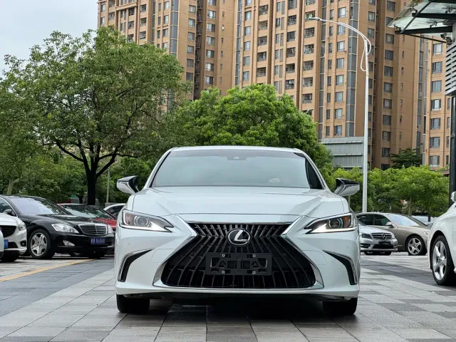 Lexus ES — Фото автомобиля 3