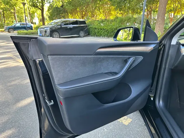 Tesla Model Y — Фото автомобиля 9