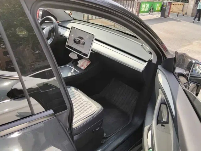 Tesla Model Y — Фото автомобиля 8