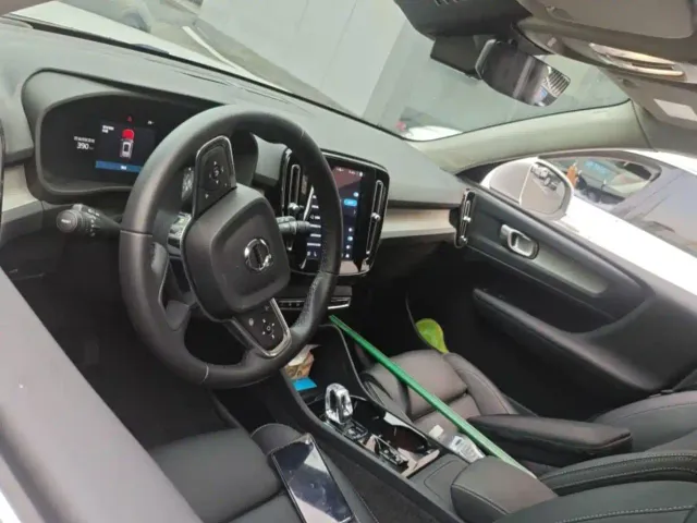 Volvo XC40 — Фото автомобиля 9