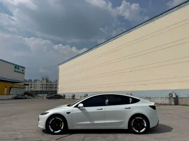 Tesla Model 3 — Фото автомобиля 6