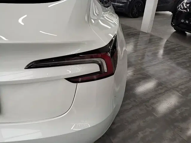 Tesla Model 3 — Фото автомобиля 7