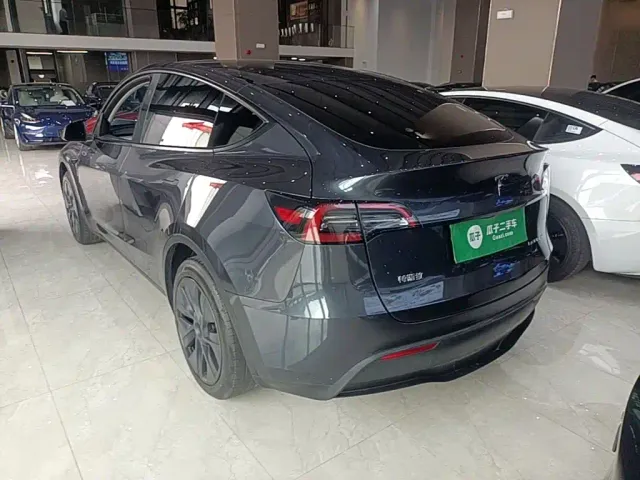 Tesla Model Y — Фото автомобиля 4