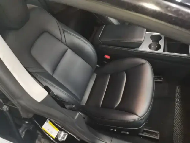 Tesla Model 3 — Фото автомобиля 24
