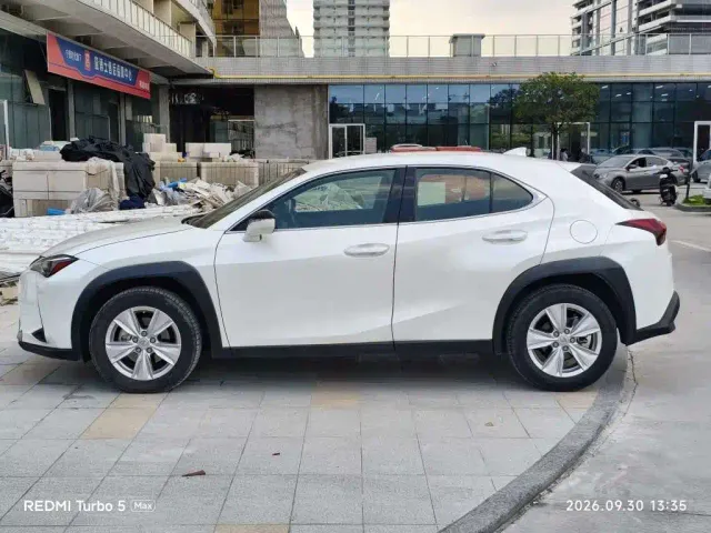 Lexus UX — Фото автомобиля 3