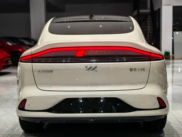 IM Motors LS6 — Фото автомобиля 5