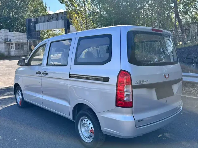 Wuling Hongguang V — Фото автомобиля 9