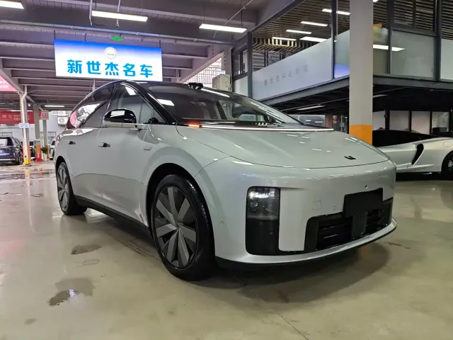 Li Auto Li i8 2025 Standard Edition — Фото автомобиля 3