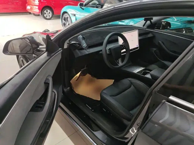 Tesla Model 3 — Фото автомобиля 15