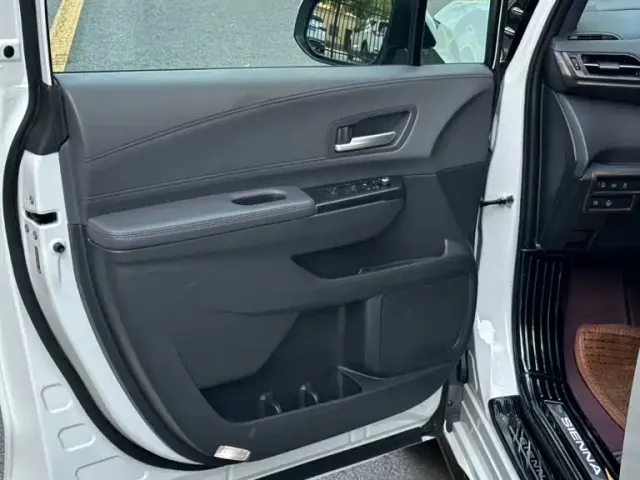 Toyota Sienna — Фото автомобиля 6