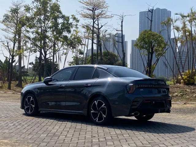 Lynk & Co 03 — Фото автомобиля 24