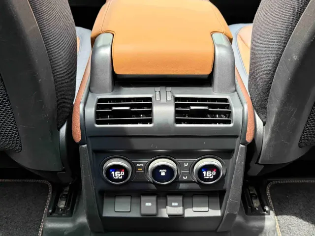 Land Rover Defender — Фото автомобиля 12