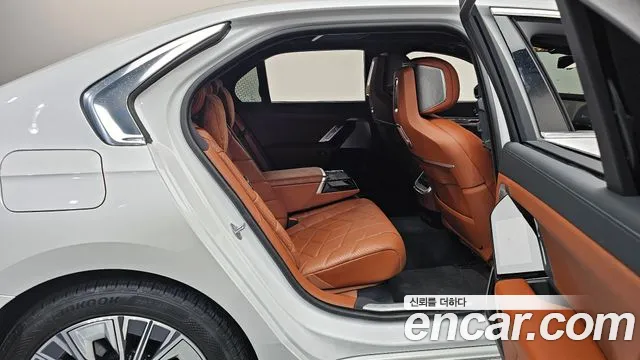 BMW 7 Series G70 — Фото автомобиля 12