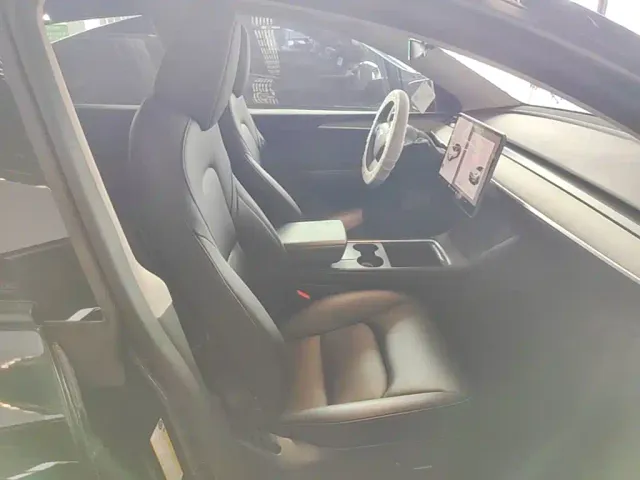 Tesla Model Y — Фото автомобиля 24