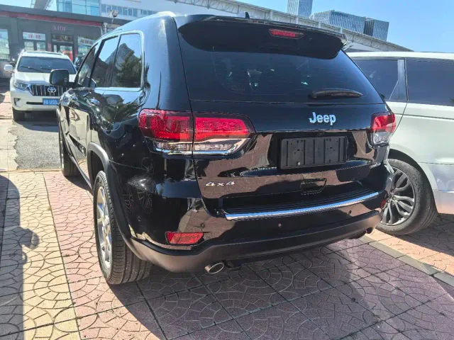 Jeep Grand Cherokee — Фото автомобиля 11