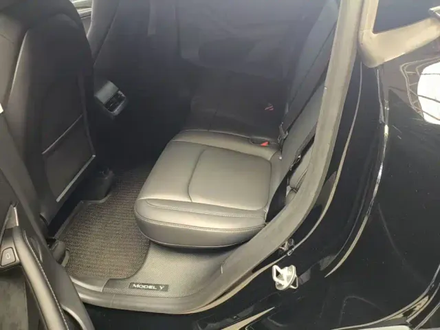 Tesla Model Y — Фото автомобиля 16