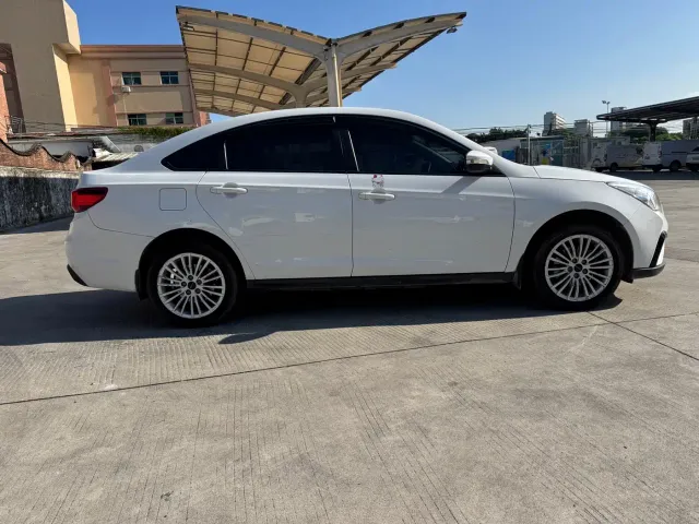 Forthing Fengxing S50EV — Фото автомобиля 7