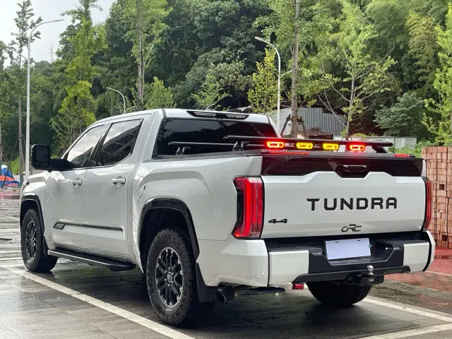 Toyota Sequoia — Фото автомобиля 6