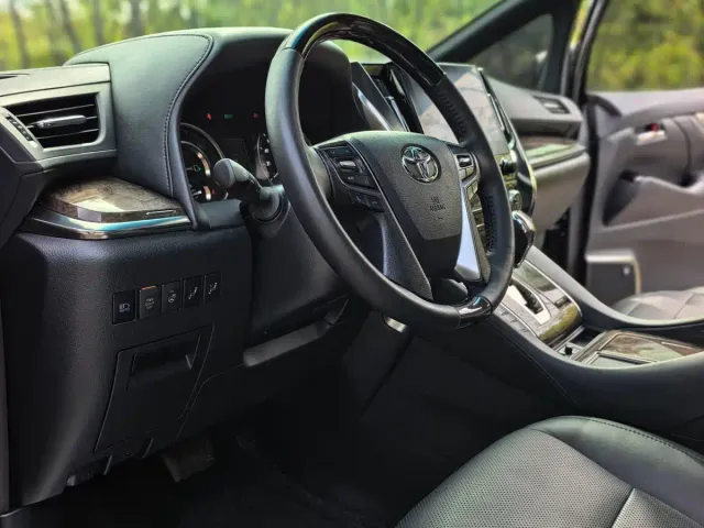 Toyota Alphard — Фото автомобиля 8