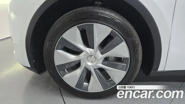 Tesla Model Y — Фото автомобиля 5