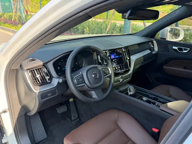 Volvo XC60 — Фото автомобиля 4