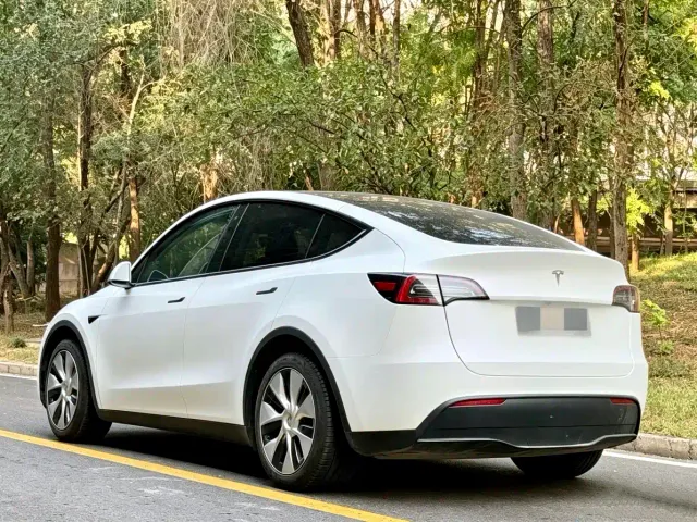 Tesla Model Y — Фото автомобиля 5